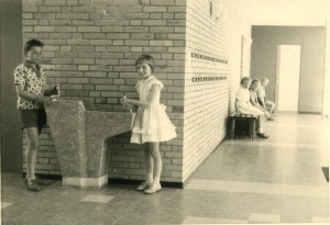 1959_Pausenhalle mit Trinkstein